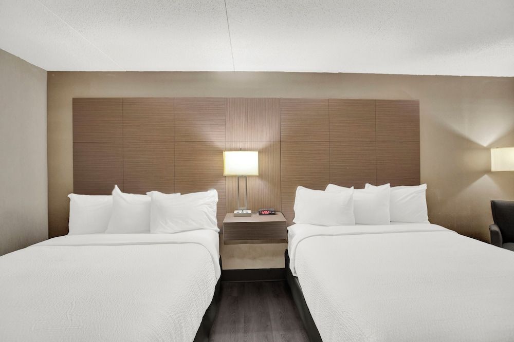 Superior Inn Hotel and Conference Centre Thunder Bay Standard Room, 2 Queen Beds, Pool View 3