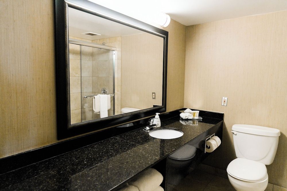 Superior Inn Hotel and Conference Centre Thunder Bay Standard Room, 2 Queen Beds, Pool View 5