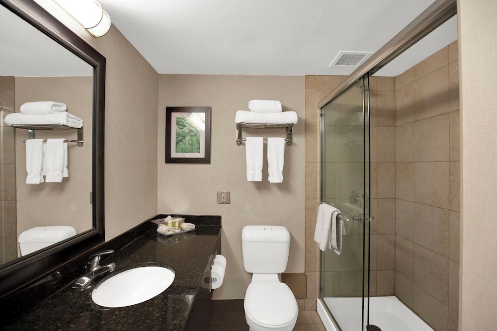 Superior Inn Hotel and Conference Centre Thunder Bay Standard Room, 2 Queen Beds, Pool View 7