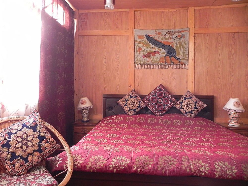 Shabrose Heritage Houseboats Deluxe Room 10