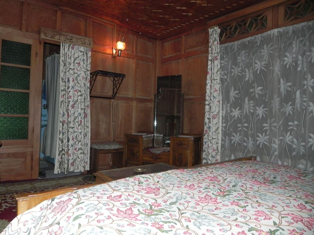 Shabrose Heritage Houseboats Deluxe Room 4