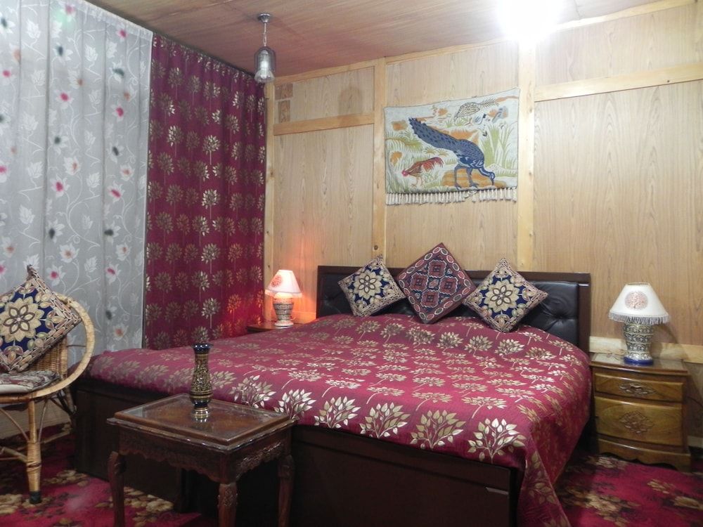 Shabrose Heritage Houseboats Deluxe Room 19
