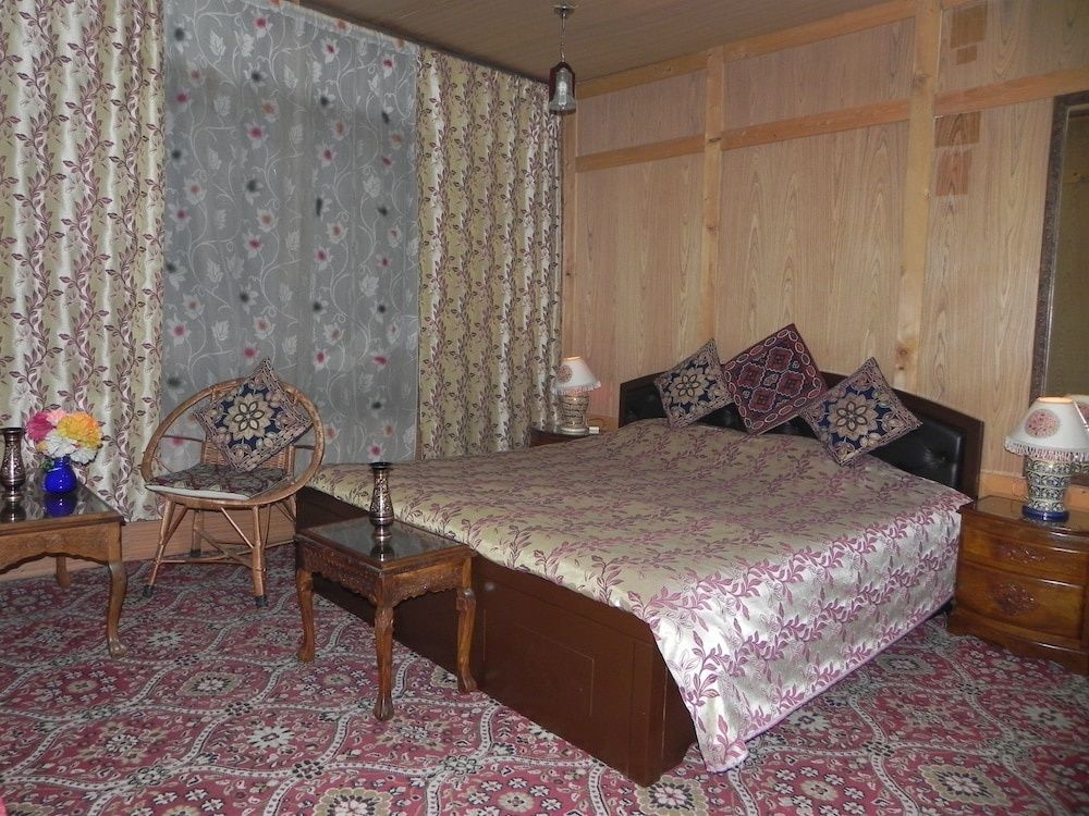 Shabrose Heritage Houseboats Deluxe Room 15