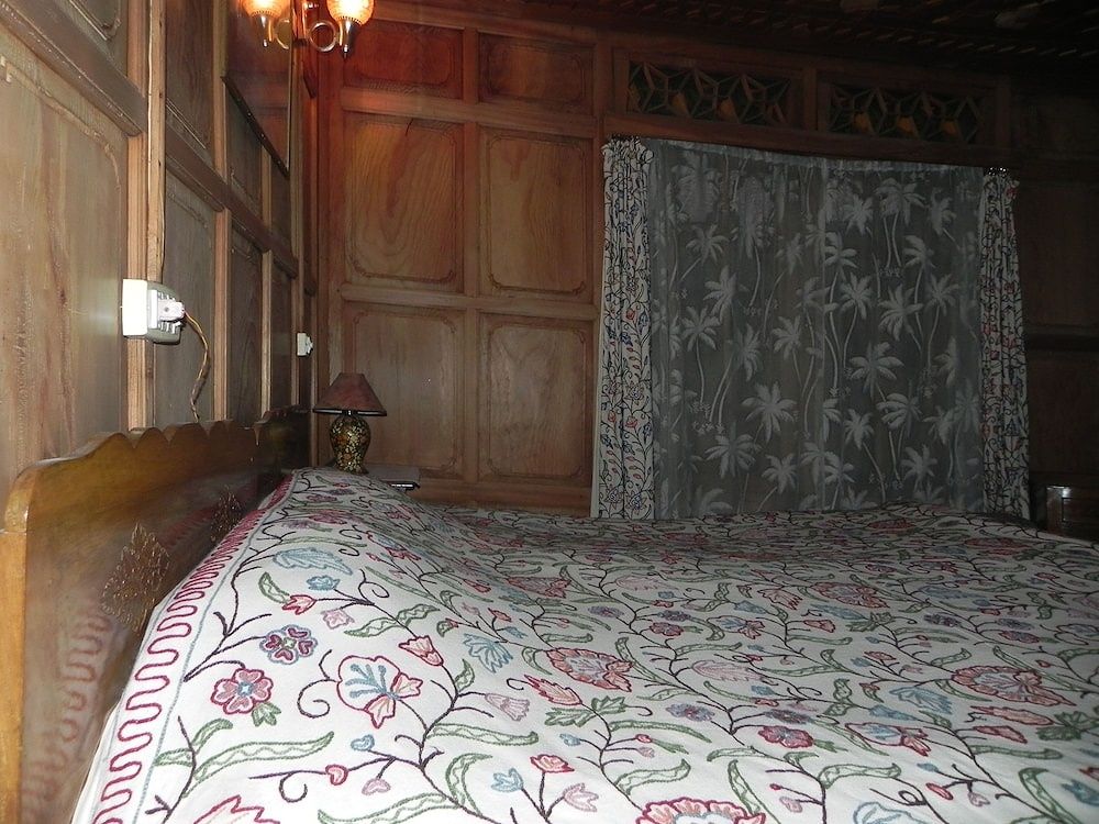 Shabrose Heritage Houseboats Deluxe Room 7