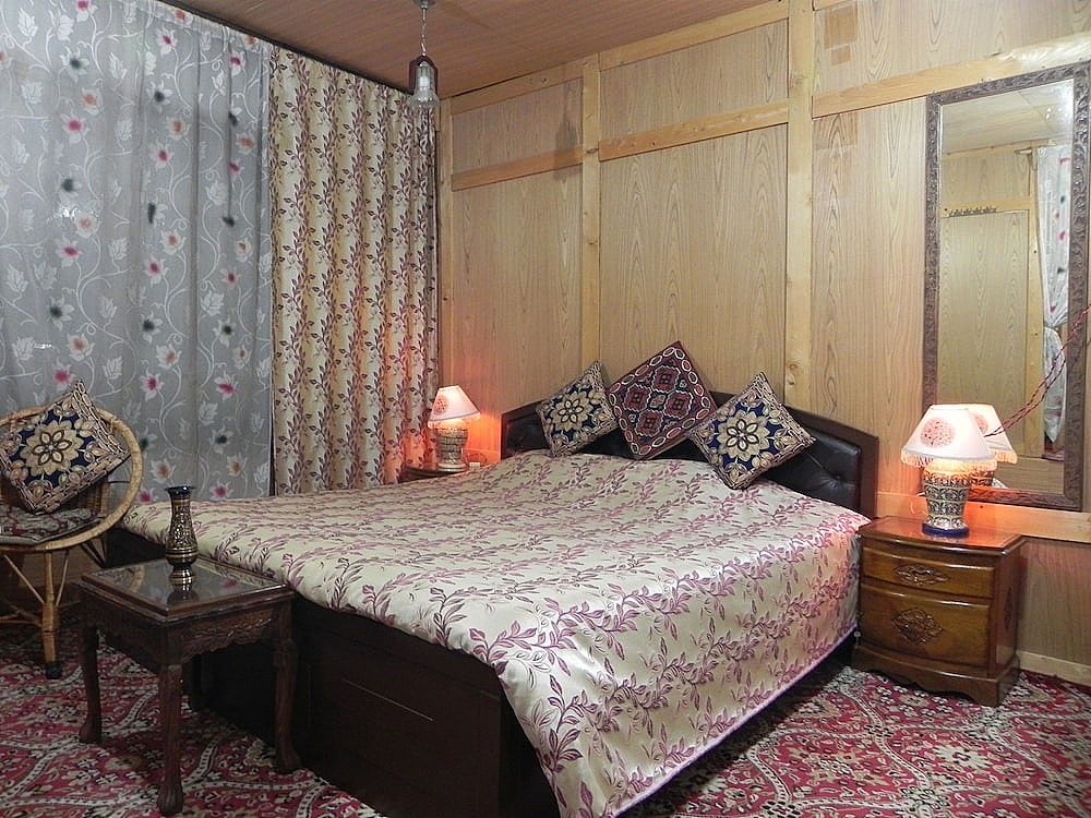 undefined Shabrose Heritage Houseboats 4