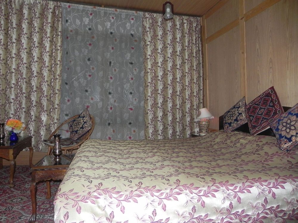 Shabrose Heritage Houseboats Deluxe Room 13