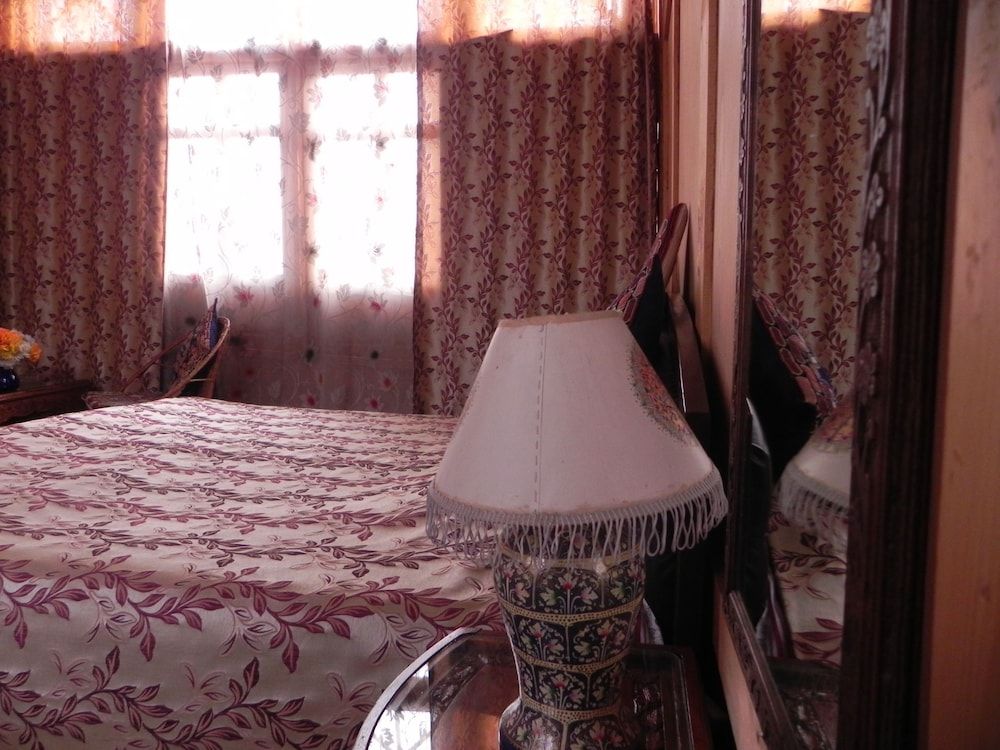 Shabrose Heritage Houseboats Deluxe Room 12