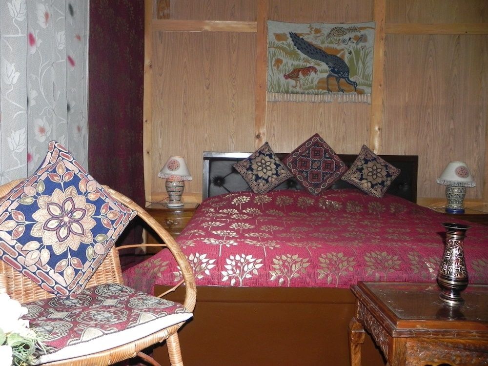 Shabrose Heritage Houseboats Deluxe Room 18