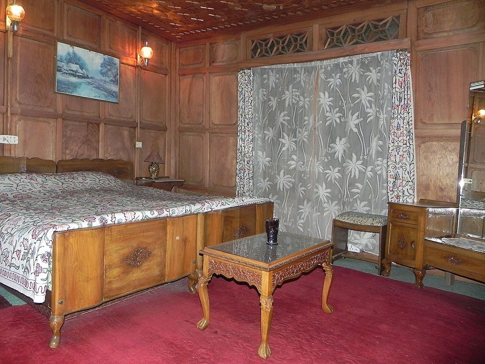 Shabrose Heritage Houseboats Deluxe Room 9