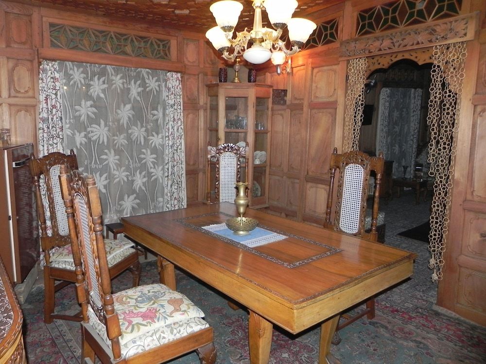 undefined Shabrose Heritage Houseboats 3