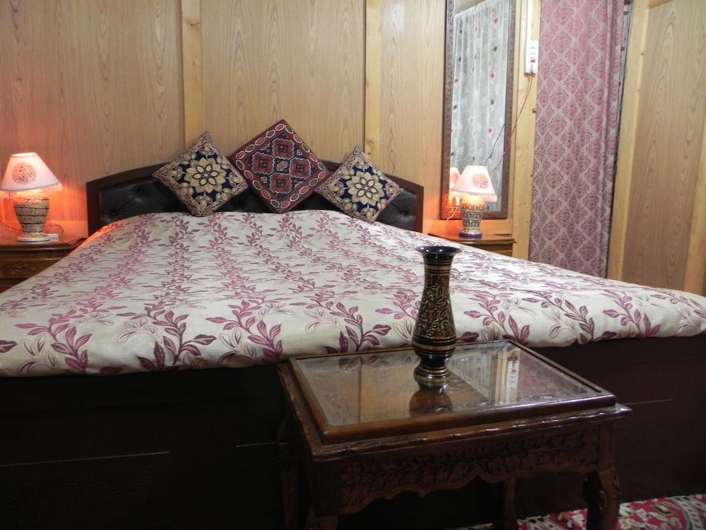 Shabrose Heritage Houseboats Deluxe Room 21