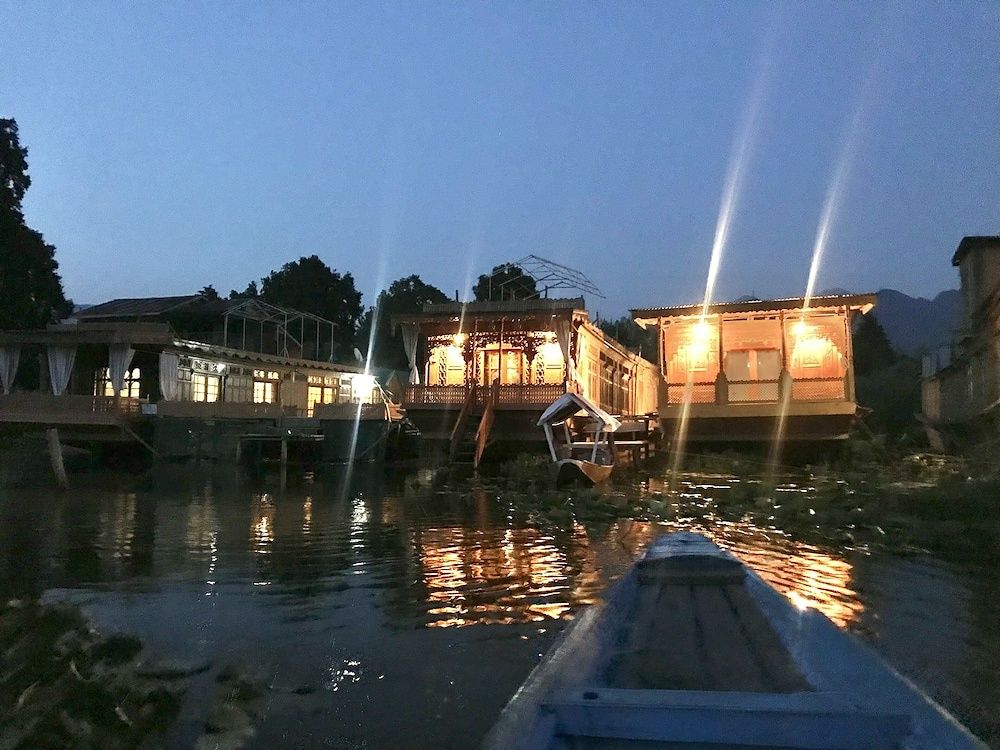 undefined Shabrose Heritage Houseboats 6