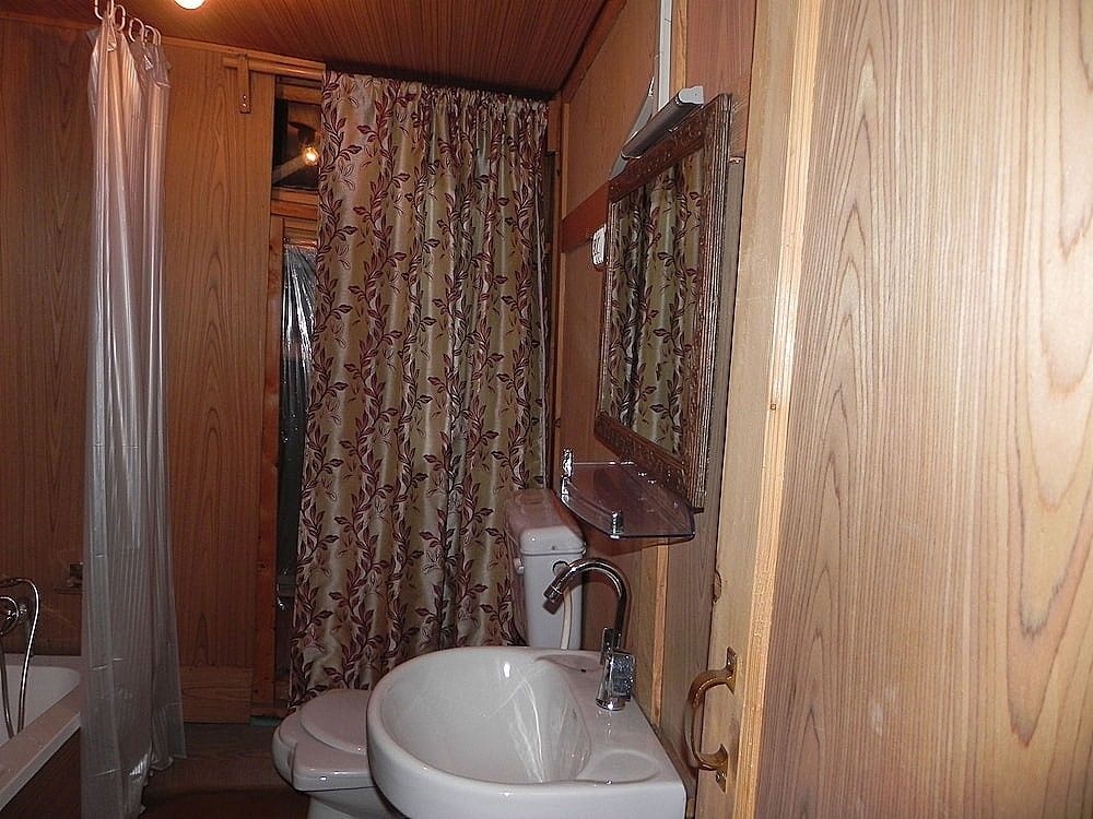 Shabrose Heritage Houseboats Deluxe Room 24