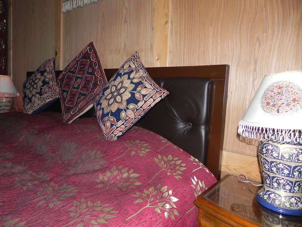 Shabrose Heritage Houseboats Deluxe Room 11