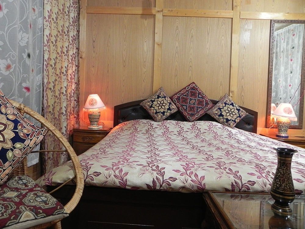 Shabrose Heritage Houseboats Deluxe Room 20