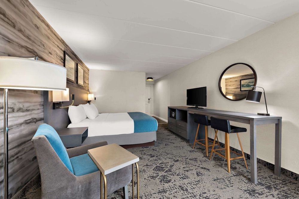 Best Western Parkway Hotel Toronto North Standard Room, 1 King Bed, Non Smoking, Balcony (Walk-in Shower) 3