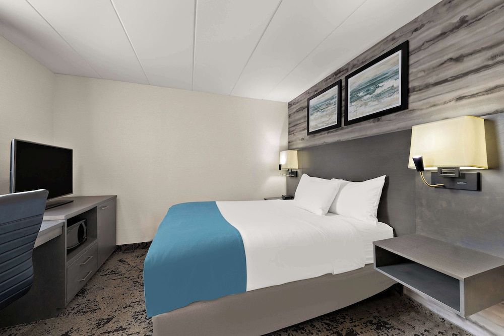 Best Western Parkway Hotel Toronto North Standard Room, 1 Queen Bed, Non Smoking, Refrigerator & Microwave (Walk-in Shower)