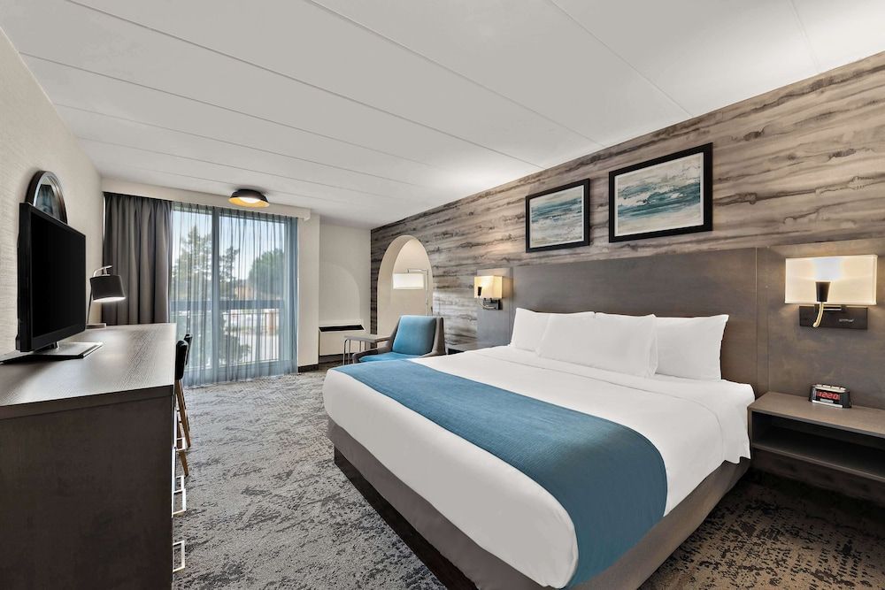 Best Western Parkway Hotel Toronto North Standard Room, 1 King Bed, Non Smoking, Balcony (Walk-in Shower) 2