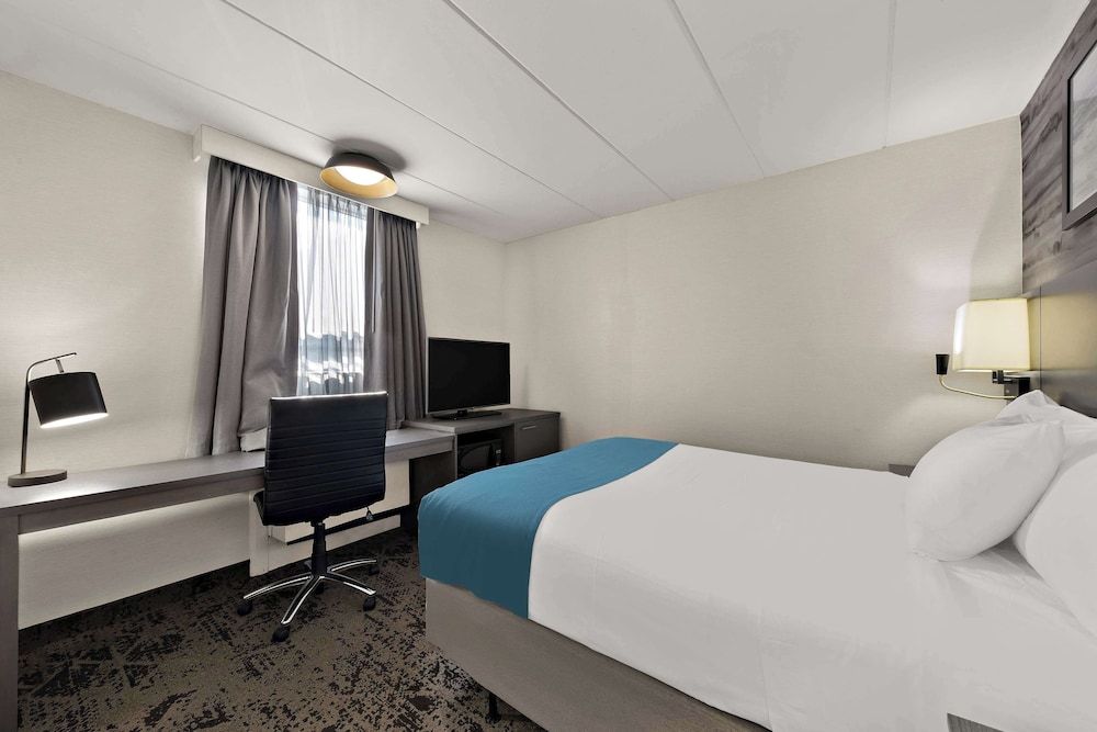 Best Western Parkway Hotel Toronto North Standard Room, 1 Queen Bed, Non Smoking, Refrigerator & Microwave (Walk-in Shower) 2