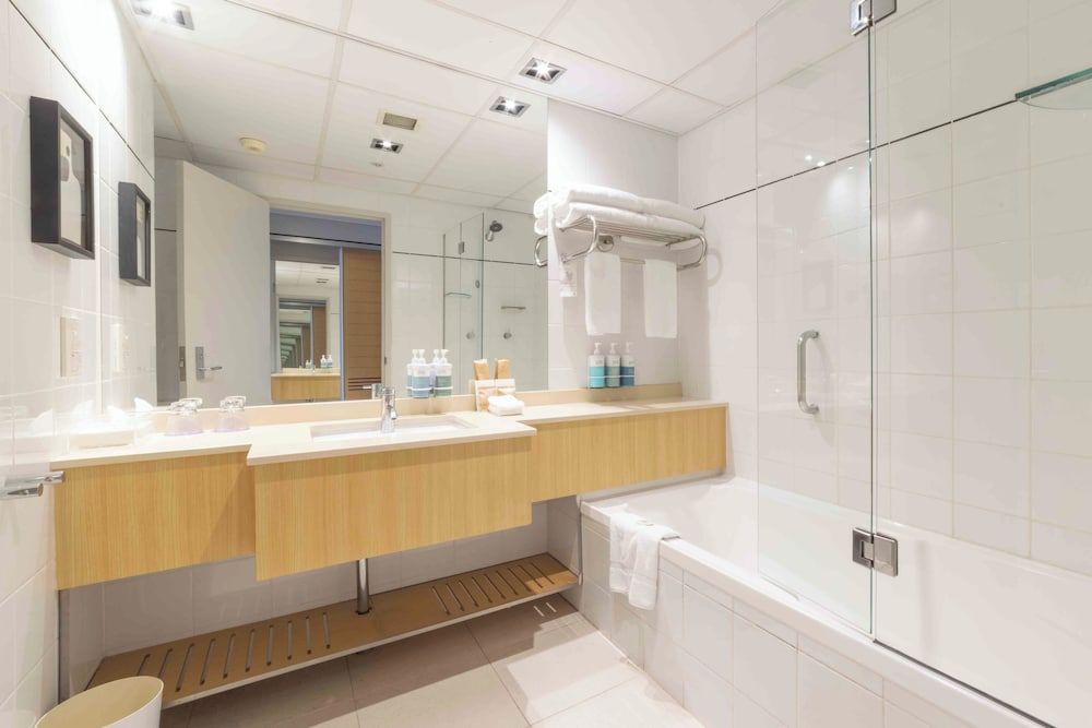 Novotel Sydney on Darling Harbour Superior Room, 1 Queen Bed 5