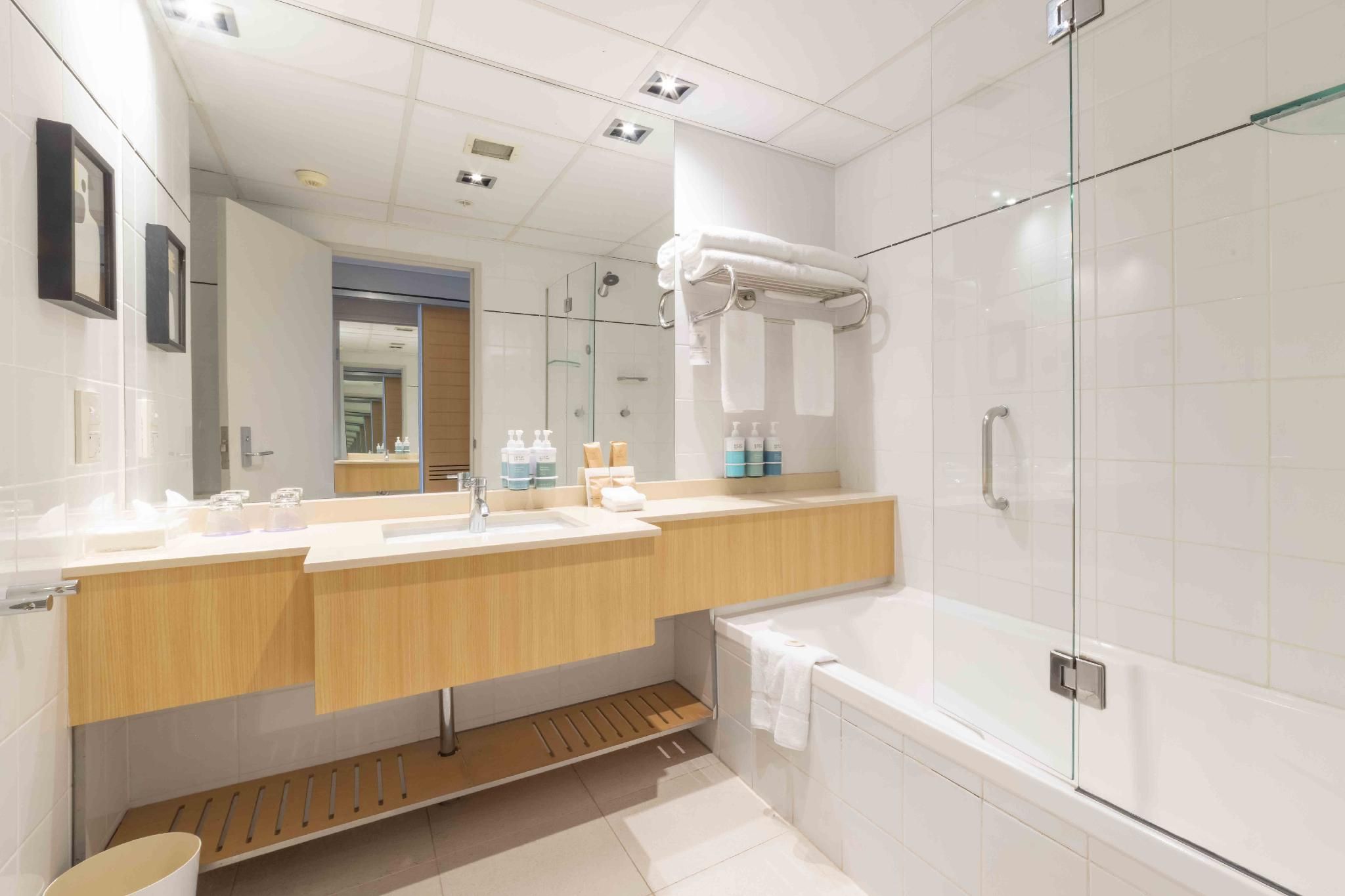 Executive Suite, 2 Double Beds, Darling Harbour  Facing