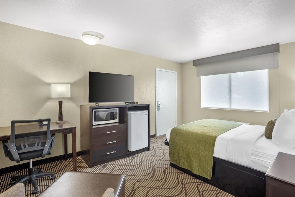 Best Western Gold Country Inn Suite, 2 Queen Beds, Non Smoking, Refrigerator & Microwave 3