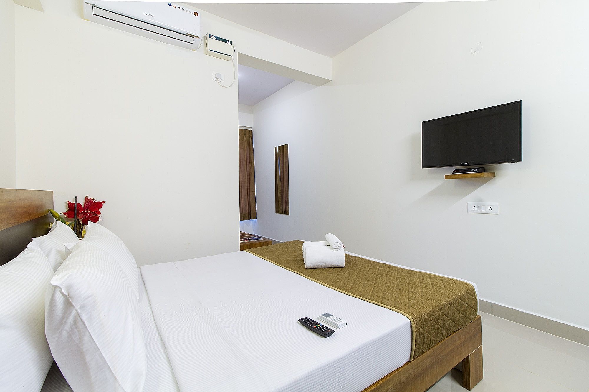 Sanctum Suites Whitefield Bangalore Deluxe Queen Room 8