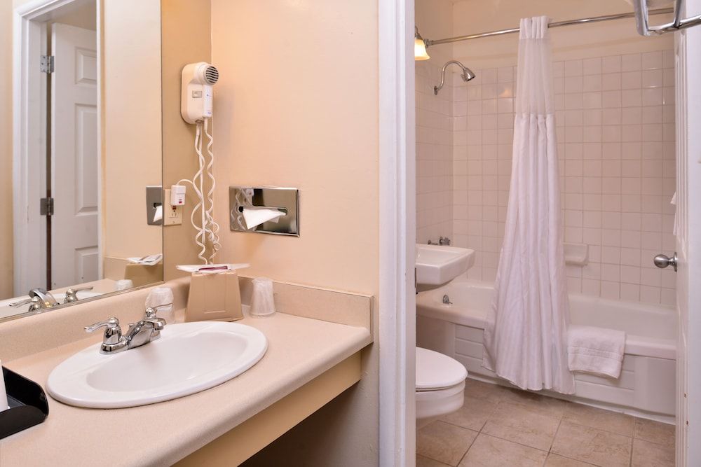 Campus Inn & Suites Eugene Downtown Room, 1 King Bed 4