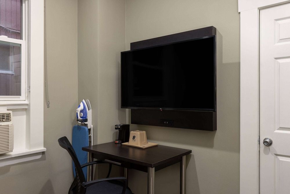 Super 8 by Wyndham San Francisco/Union Square Area Room, 1 Double Bed, Accessible, Non Smoking (Mobility) 4