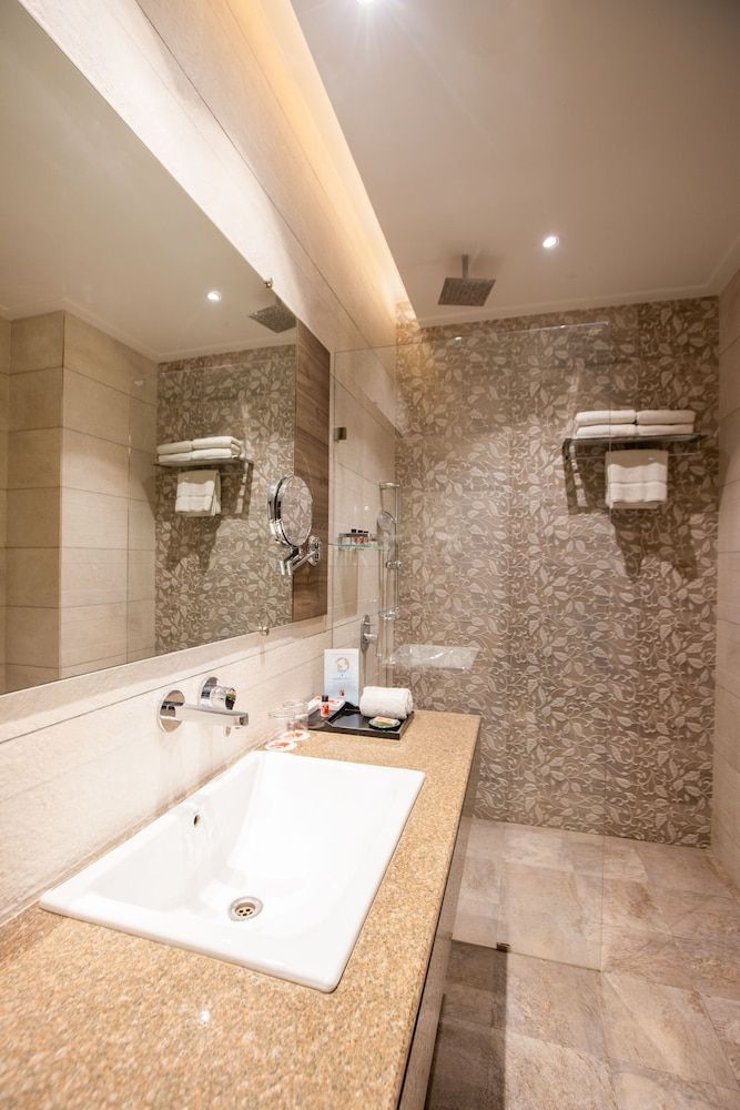 AB Clarks Inn Deluxe Room, 1 King Bed 3