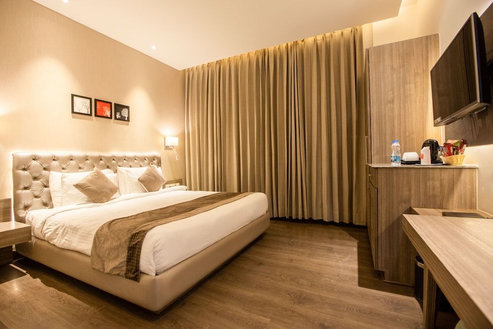 AB Clarks Inn Deluxe Room, 1 King Bed 2