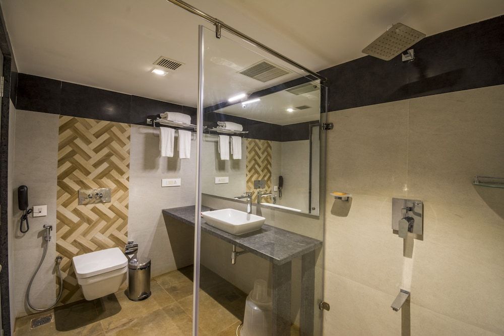 The Capital Hotel Deluxe Room 18