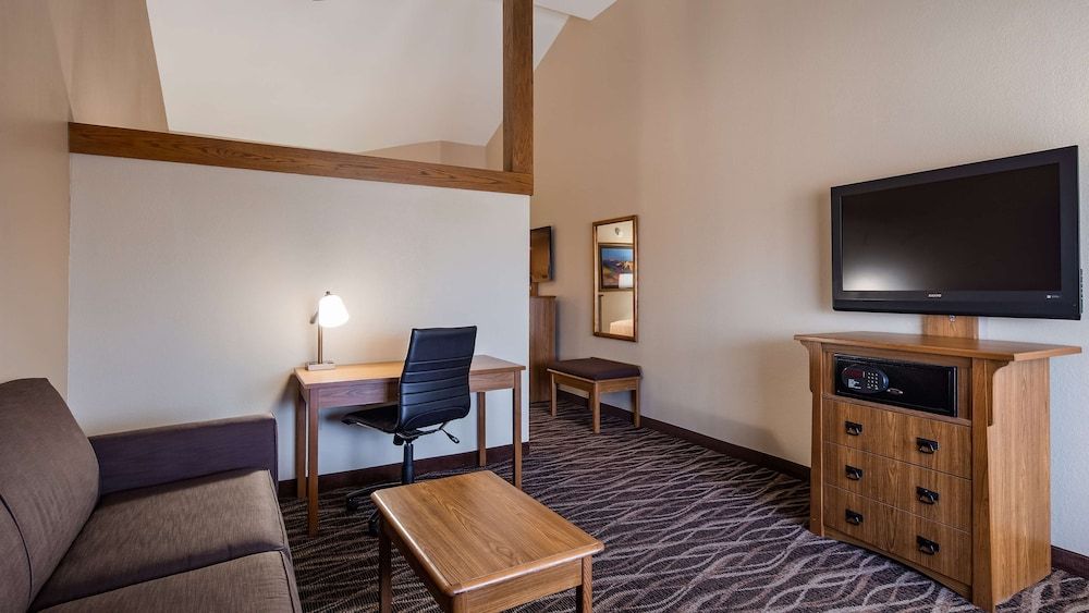 Suite, 1 King Bed, Refrigerator & Microwave, Pool View (Living Room;with Sofabed)