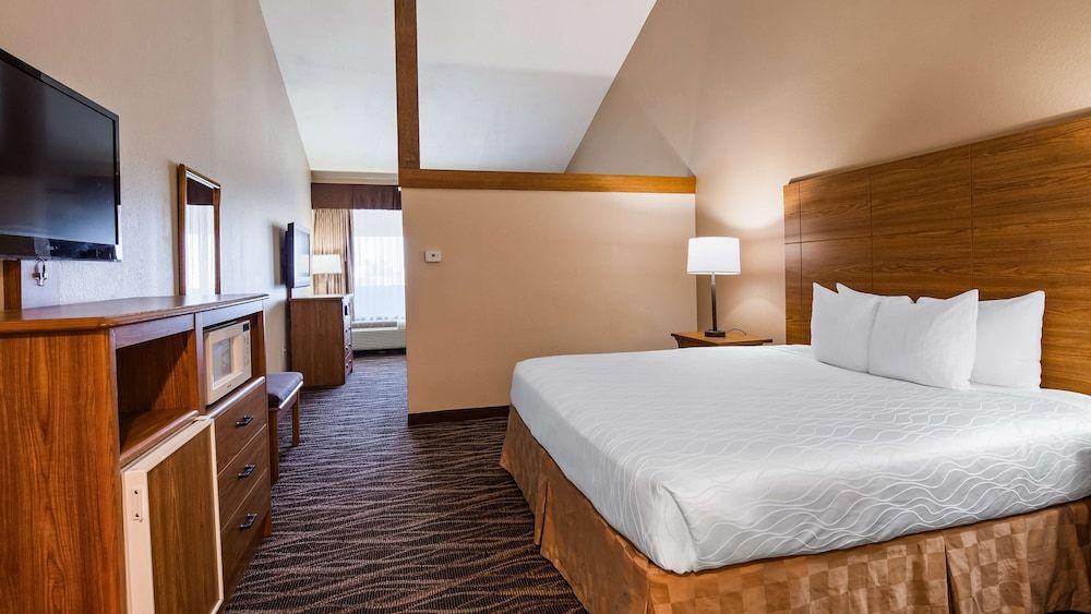 Suite, 1 King Bed, Non Smoking, Refrigerator & Microwave (Living Room;with Sofabed)