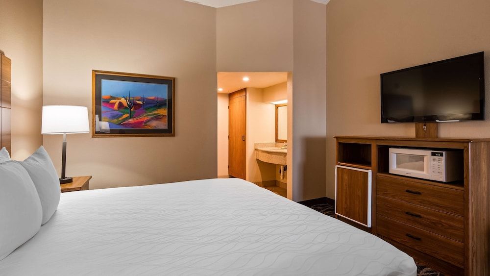 Suite, 1 King Bed, Non Smoking, Refrigerator & Microwave (Living Room;with Sofabed)