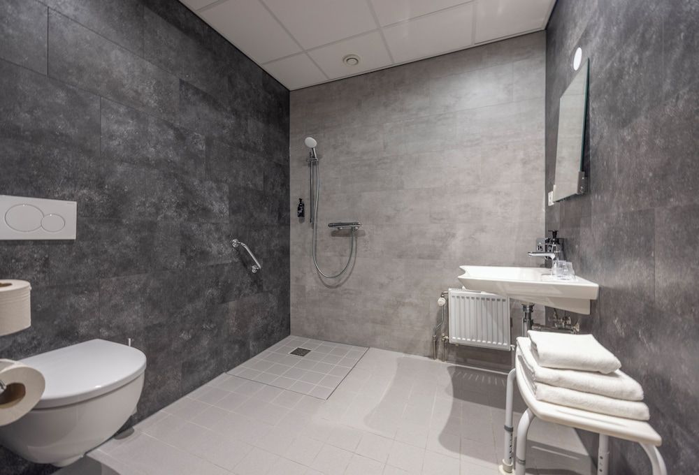 Fletcher Parkhotel Val Monte Double room for disabled guests 3