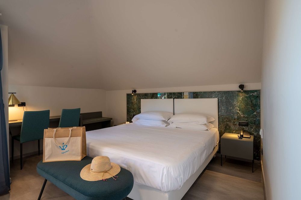 Suite, 1 Queen Bed, Balcony, Sea View (Living Room;with Single Sofabed)