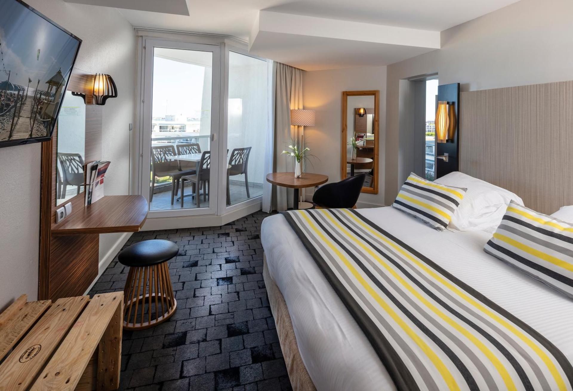Double Room with Harbor or Pool view