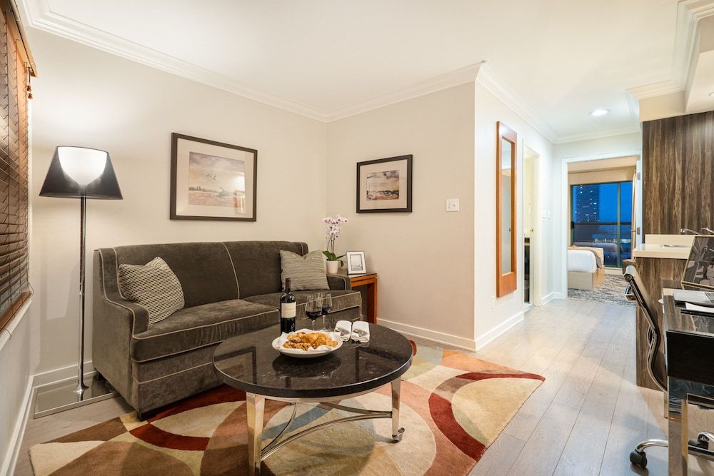 Executive Suites Hotel Metro Vancouver Queen One Bedroom Suite 4