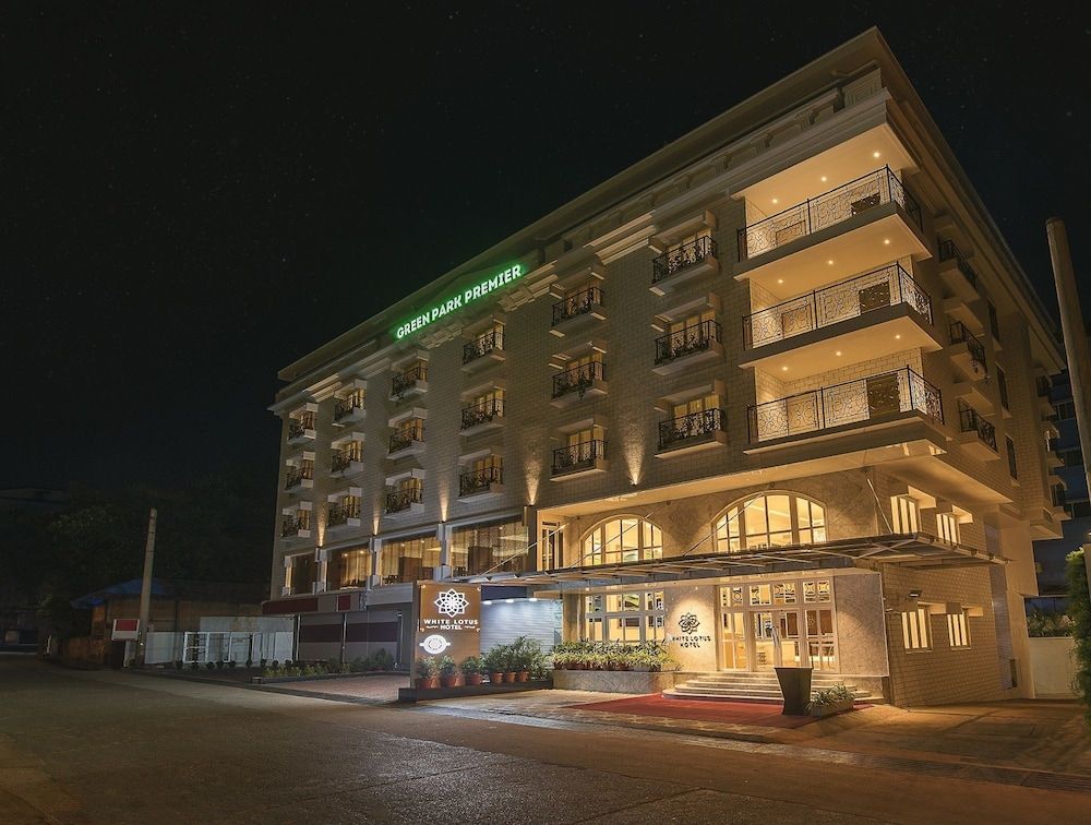 undefined White Lotus Hotel 8