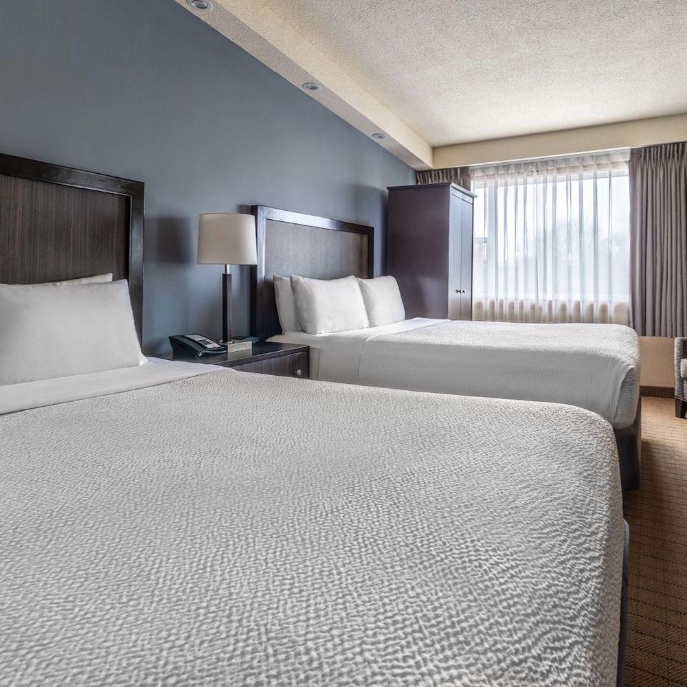 2 Queen Beds with Full Bathroom