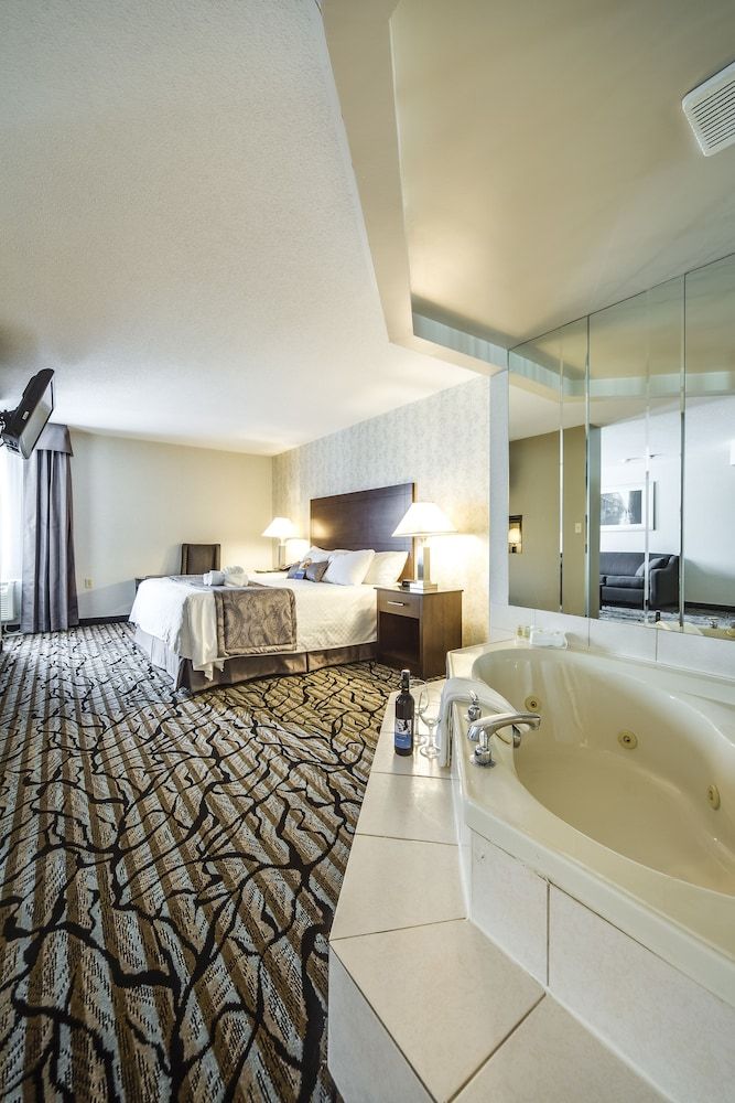 Monte Carlo Inn Oakville Suites Queen Suite with Jetted Tub 6