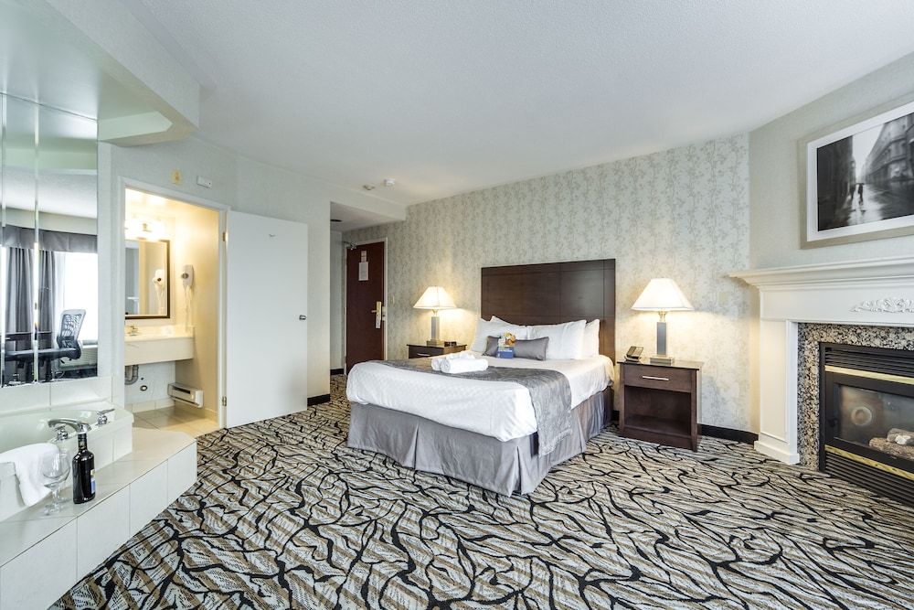 Monte Carlo Inn Oakville Suites Queen Suite with Jetted Tub