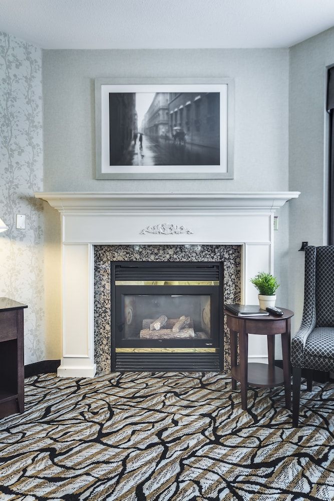 Monte Carlo Inn Oakville Suites Queen Suite with Jetted Tub 9