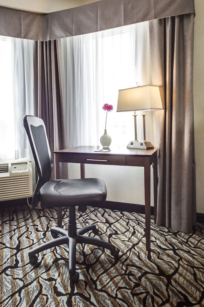 Monte Carlo Inn Oakville Suites Queen Suite with Jetted Tub 7