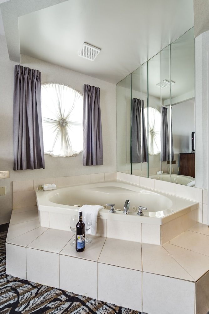 Monte Carlo Inn Oakville Suites Queen Suite with Jetted Tub 5