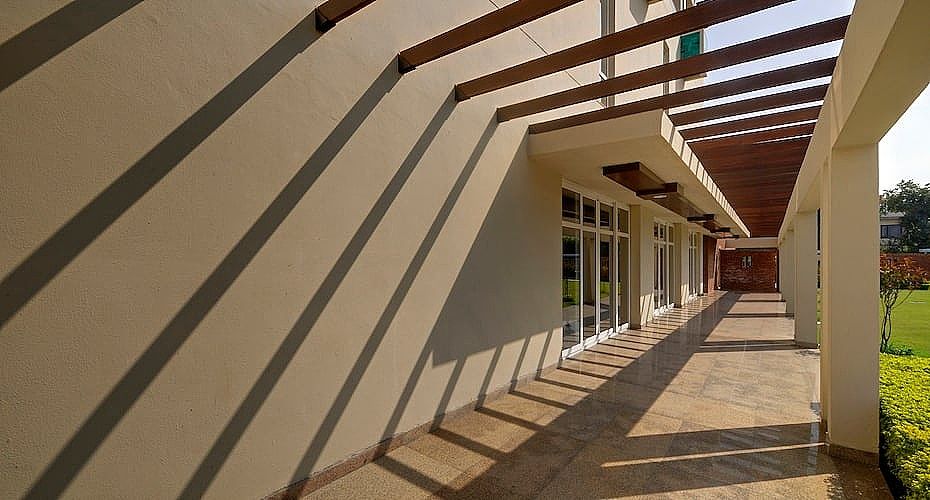 front lawn buffet area