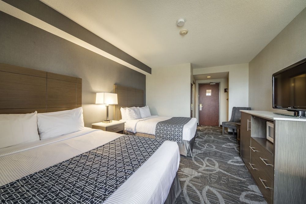 Monte Carlo Inn Airport Suites Standard Room with 2 Queen Beds 3