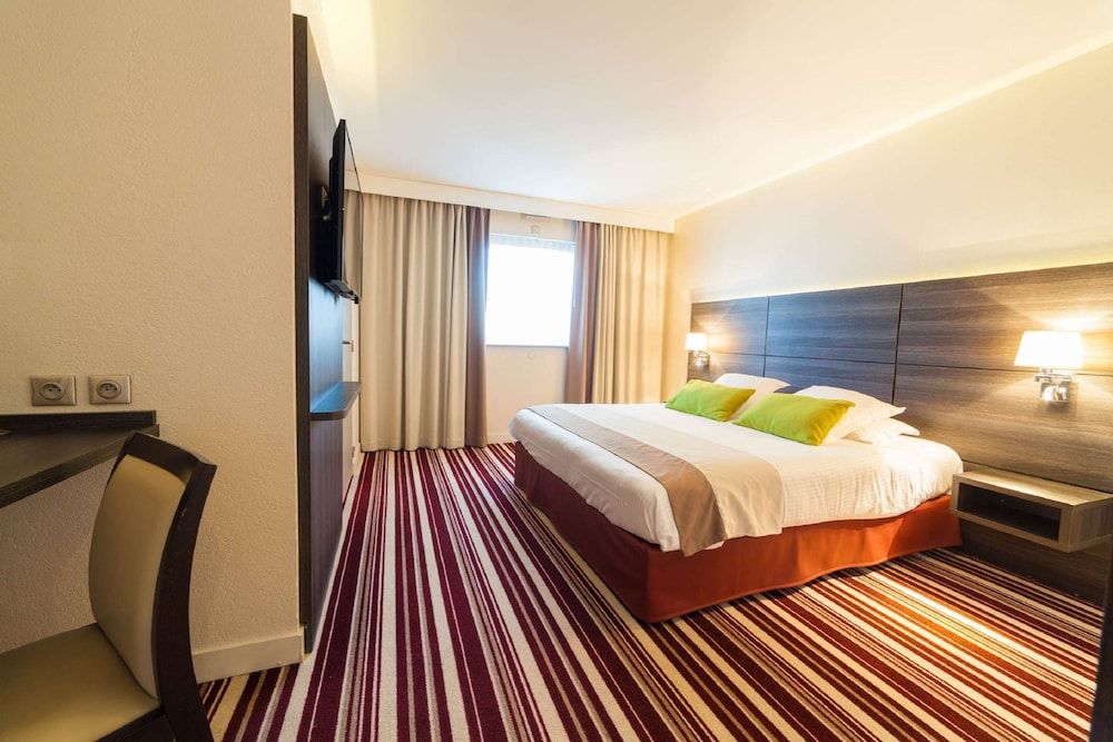 Best Western Plus Palais Des Congres Standard Room, 1 King Bed 5