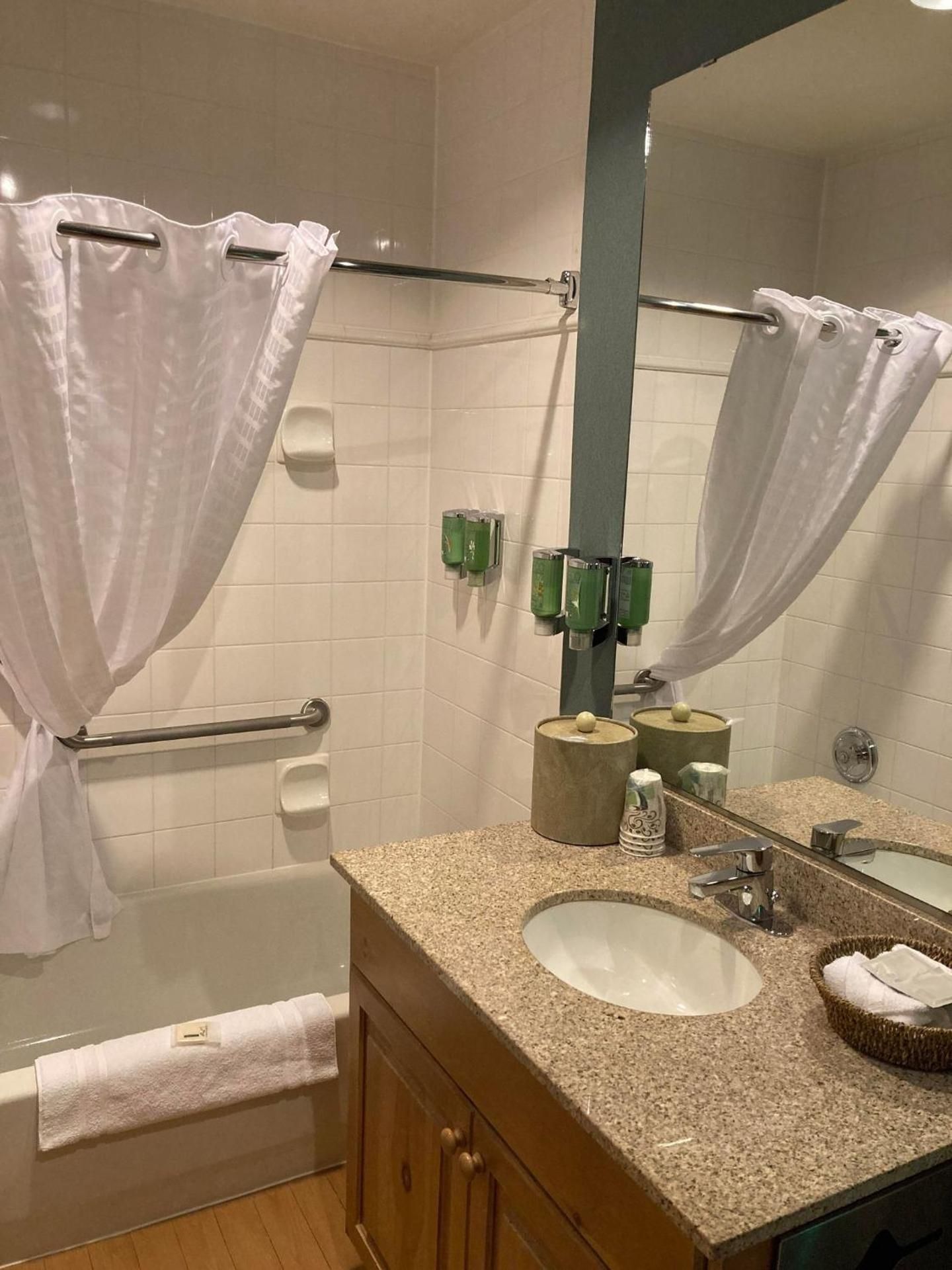 Lake Louise Inn Standard Room with One Double Bed, One pull out sofa 3